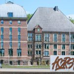 Schloss Horst in Gelsenkirchen mit dem Schriftzug "Horst" auf dem Josef-Büscher-Platz