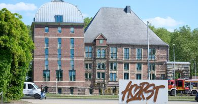 Schloss Horst in Gelsenkirchen mit dem Schriftzug "Horst" auf dem Josef-Büscher-Platz