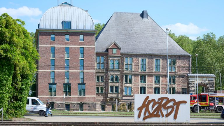 Schloss Horst in Gelsenkirchen mit dem Schriftzug "Horst" auf dem Josef-Büscher-Platz
