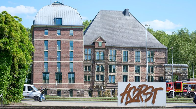 Schloss Horst in Gelsenkirchen mit dem Schriftzug "Horst" auf dem Josef-Büscher-Platz