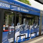 Blau-weiße Straßenbahn zum Aufstieg des FC Schalke 04 in die erste Bundesliga