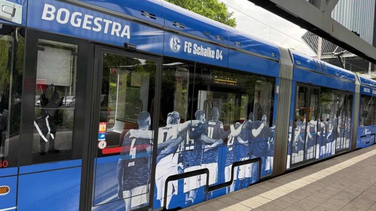 Blau-weiße Straßenbahn zum Aufstieg des FC Schalke 04 in die erste Bundesliga