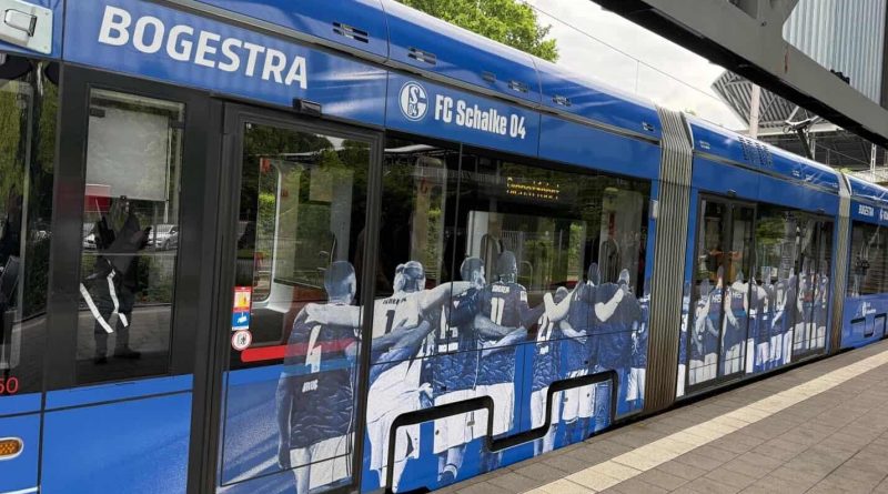 Blau-weiße Straßenbahn zum Aufstieg des FC Schalke 04 in die erste Bundesliga