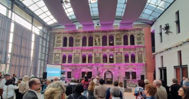 Kulturempfang Publikum vor der Kulisse des Schloss Horst