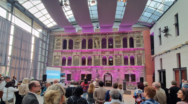 Kulturempfang Publikum vor der Kulisse des Schloss Horst
