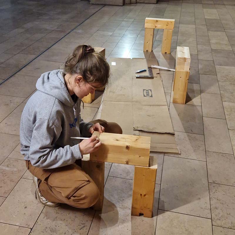 Neue Möbel entstehen aus Holzpaletten.