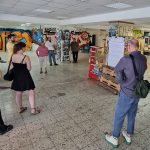 Gruppe bei einer Quartierstour in einem Leerstand