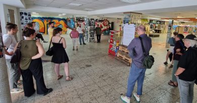 Gruppe bei einer Quartierstour in einem Leerstand