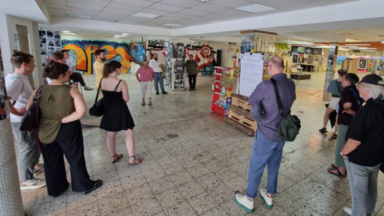 Gruppe bei einer Quartierstour in einem Leerstand