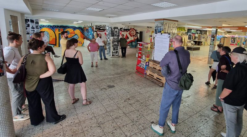 Gruppe bei einer Quartierstour in einem Leerstand
