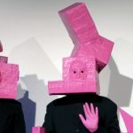 Zwei Mitglieder des Quartetts Oper, Skepsis und Gleisbau in ihrem pinken Bühnenoutfit