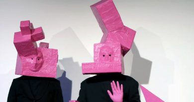 Zwei Mitglieder des Quartetts Oper, Skepsis und Gleisbau in ihrem pinken Bühnenoutfit