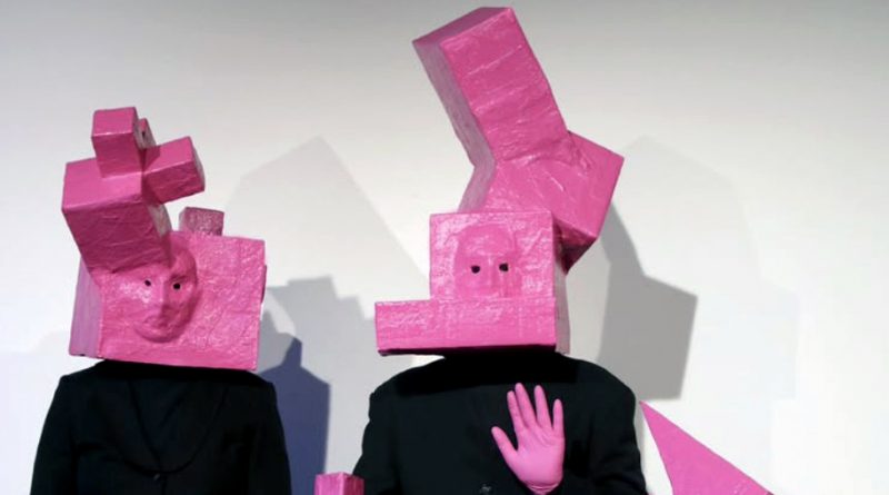 Zwei Mitglieder des Quartetts Oper, Skepsis und Gleisbau in ihrem pinken Bühnenoutfit