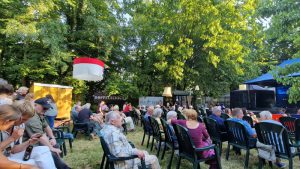Publikum beim Querbeet Festival im Metropolengarten in Rotthausen