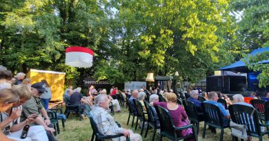 Publikum beim Querbeet Festival im Metropolengarten in Rotthausen