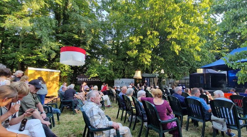Publikum beim Querbeet Festival im Metropolengarten in Rotthausen