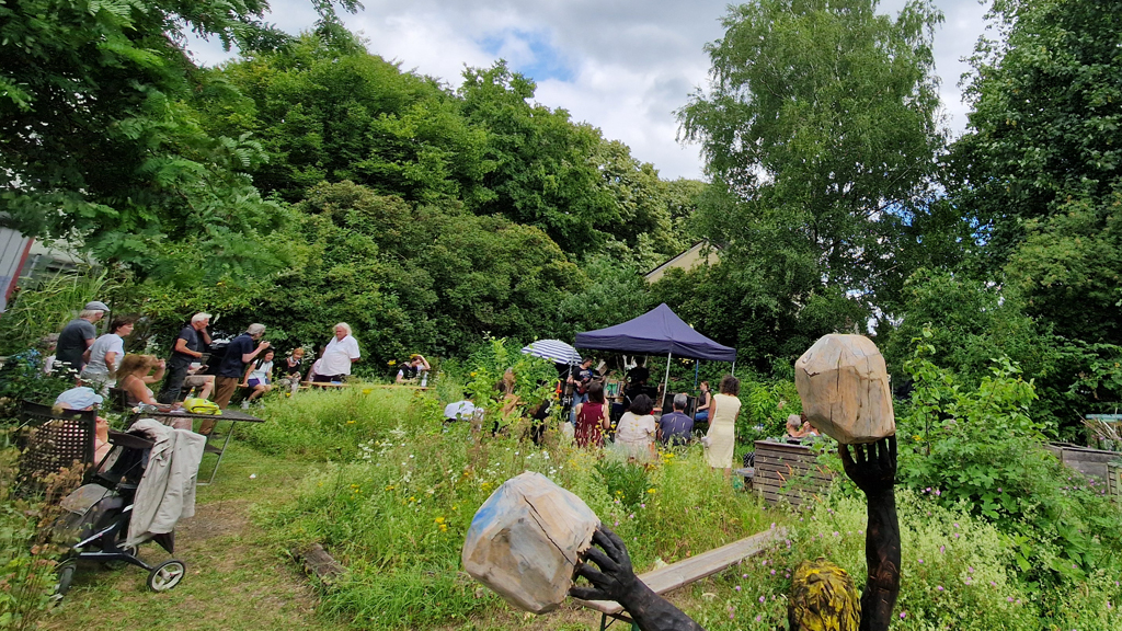 Querbeet Festival on Tour im Gemeinschaftsgarten an der Bochumer Straße 2025 mit Blick auf das Publikum
