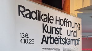 Radikale Hoffnung Eingangsschild im Kunstmuseum zur neuen Ausstellung
