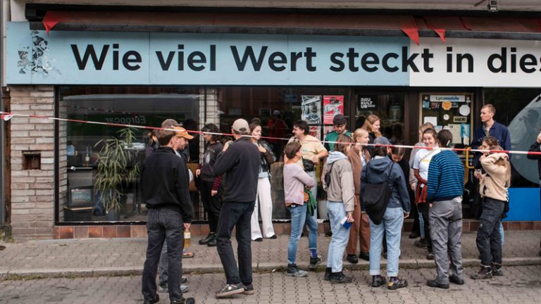 Studierende vor dem UmBauLabor