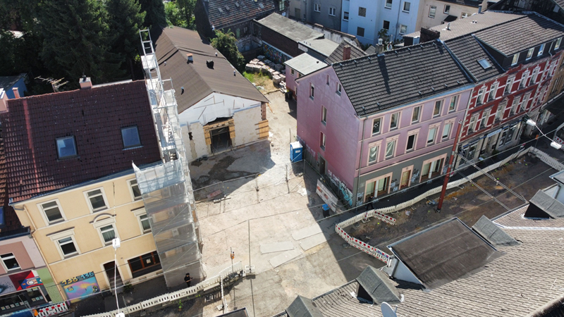 Vorplatz mit der „Kalten Halle“ | (c) Julian Mikus