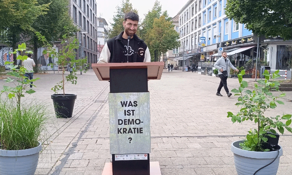 Rednerpult mitten in der Öffentlichkeit - Was ist Demokratie?