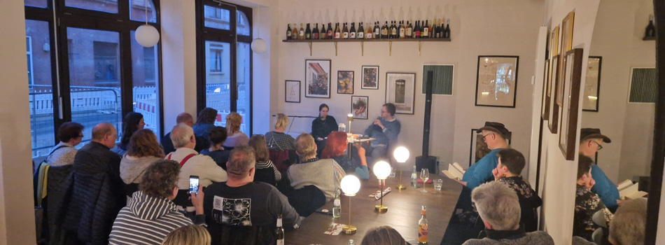 Publikum bei der Lesung von Sophia Merwald in der guten Adresse