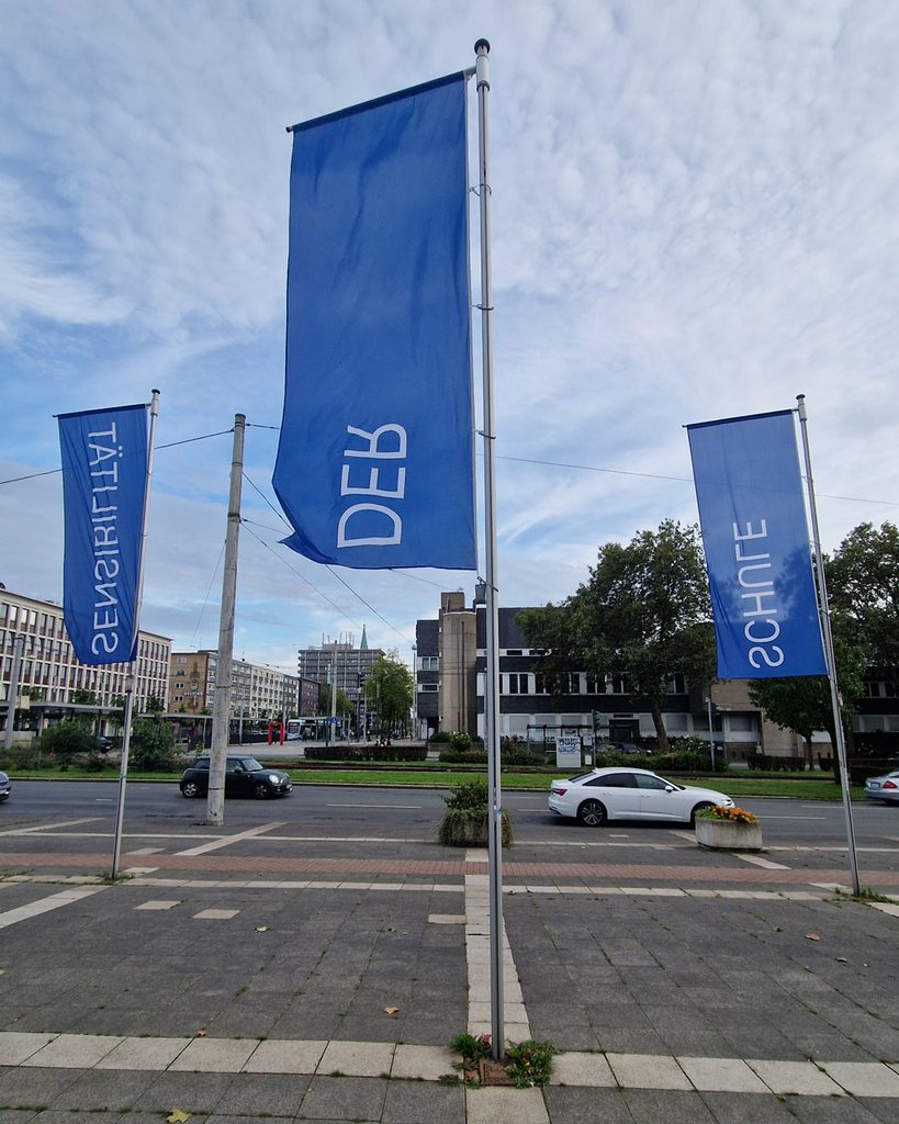 Fahnen vor dem Musiktheater