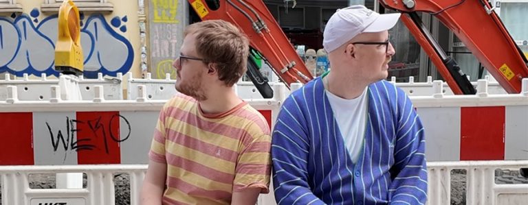Lukas und Tim schauen in verschiedene Richtungen zur Baustelle