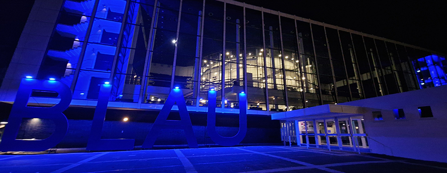Das Musiktheater im Revier eingetaucht in blaues Licht mit dem Schriftzug BLAU.