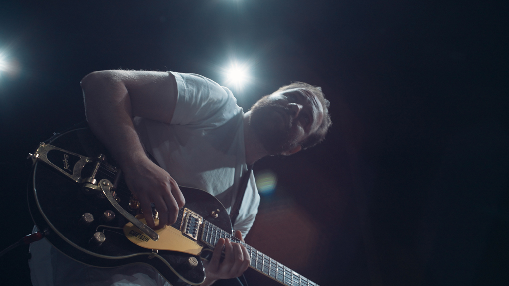 Julian Dietz mit Gitarre