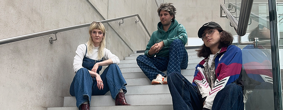 Play the city - drei junge Menschen auf einer Treppe