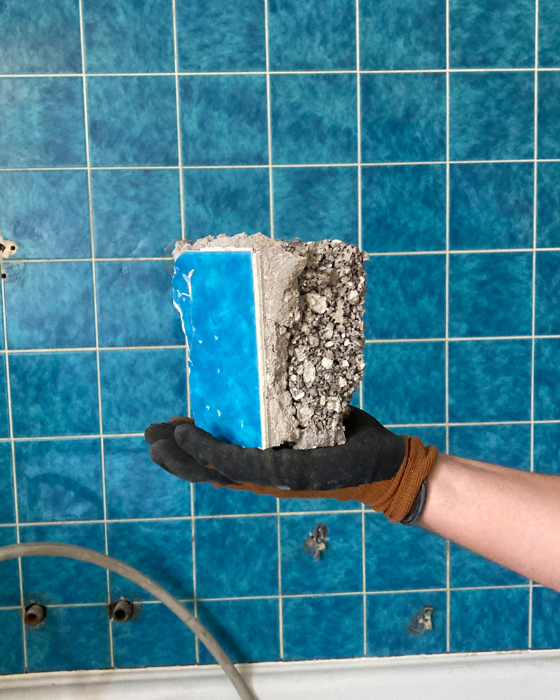 Herausgelöster Stein mit blauer Fliese