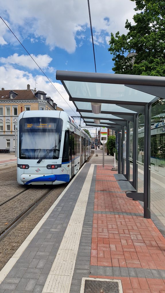 Straßenbahn mit neuer Haltestelle