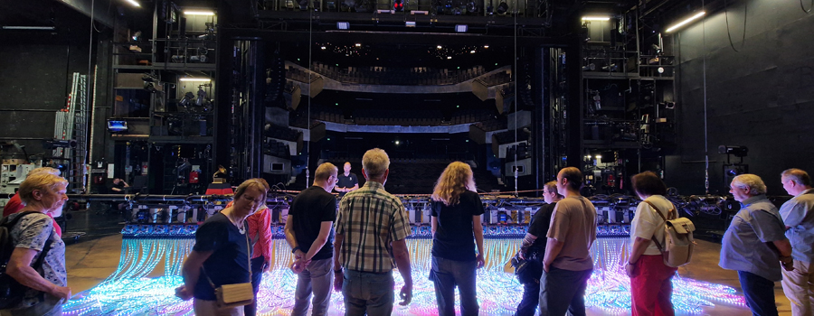 Hinter den Kulissen im Musiktheater mit Blick auf die Bühne
