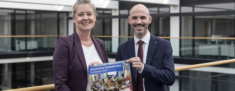 Oberbürgermeisterin Andrea Henze und Kämmerer Daniel Schweihoff werben für die Berzirksforen