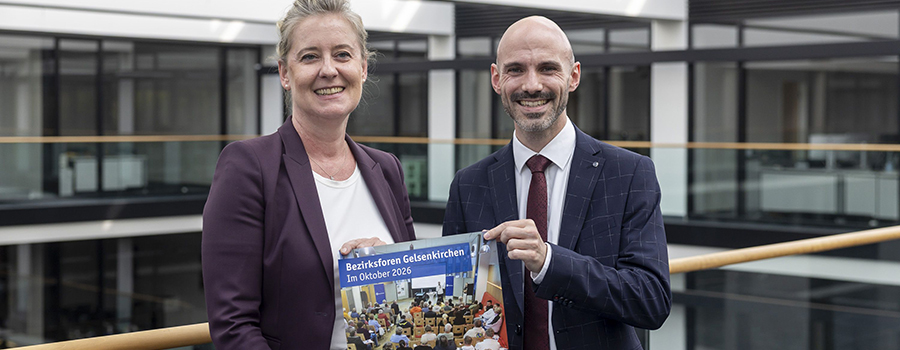 Oberbürgermeisterin Andrea Henze und Kämmerer Daniel Schweihoff werben für die Berzirksforen