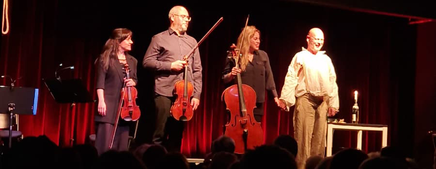 Kammerensemble Herzblut und Markus Kiefer bei der Villon-Premiere auf der Bühne in der Kaue